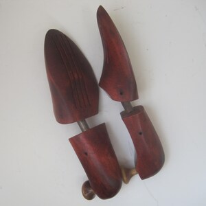 Pair of Vintage Men's Wood & Metal Shoe Trees/Forms, 10.75"/6C, Articulated, Mahogany Stain Solid Wood, Use or Display, Masculine Home Decor Bild 7