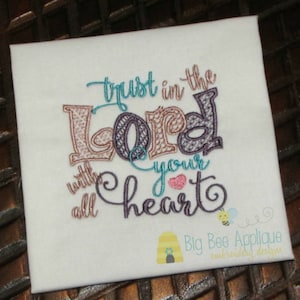Puede incluir: Diseño bordado con el texto "Trust in the Lord with all your heart" en varios colores. El diseño incluye un pequeño corazón y una abeja. También se incluye el texto "Big Bee Applique embroidery designs".