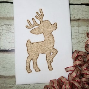 K&ouml;nnte beinhalten: Eine braune gestickte Rentier-Silhouette auf wei&szlig;em Hintergrund. Das Rentier steht mit dem Kopf nach links gedreht und die Geweihstangen sind erhoben.