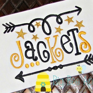 Può includere: Design ricamato con la parola "Jackets" in lettere nere e dorate con stelle dorate e frecce. Il design è su uno sfondo di tessuto bianco.