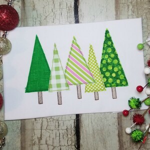 Puede incluir: Cinco árboles de Navidad verdes con diferentes patrones, incluyendo lunares, rayas y cuadros. Los árboles están cosidos juntos y tienen tallos marrones.