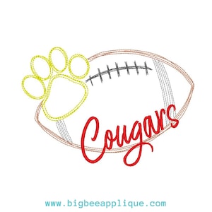 Pode incluir: Desenho bordado de uma bola de futebol com uma pegada de pata e a palavra "Cougars" em vermelho.