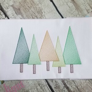 Puede incluir: Cinco árboles bordados en diferentes tonos de verde y marrón. Los árboles están dispuestos en fila y tienen un diseño simple y minimalista.