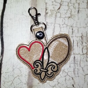 ITH Fleur de Lis Football Snap Tab Diseños de bordado, Fútbol en el aro Key Fob Diseño de bordado