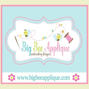 K&ouml;nnte beinhalten: Ein rosa-blaues Logo mit dem Text "Big Bee Applique embroidery designs" und der Website-Adresse "www.bigbeeapplique.com". Das Logo zeigt zwei Cartoon-Bienen, die entlang einer gepunkteten Linie mit einer Nadel und Faden fliegen.