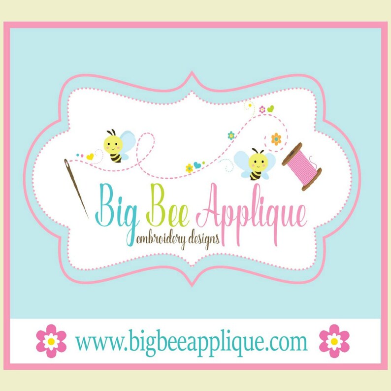 K&ouml;nnte beinhalten: Ein rosa-blaues Logo mit dem Text "Big Bee Applique embroidery designs" und der Website-Adresse "www.bigbeeapplique.com". Das Logo zeigt zwei Cartoon-Bienen, die entlang einer gepunkteten Linie mit einer Nadel und Faden fliegen.
