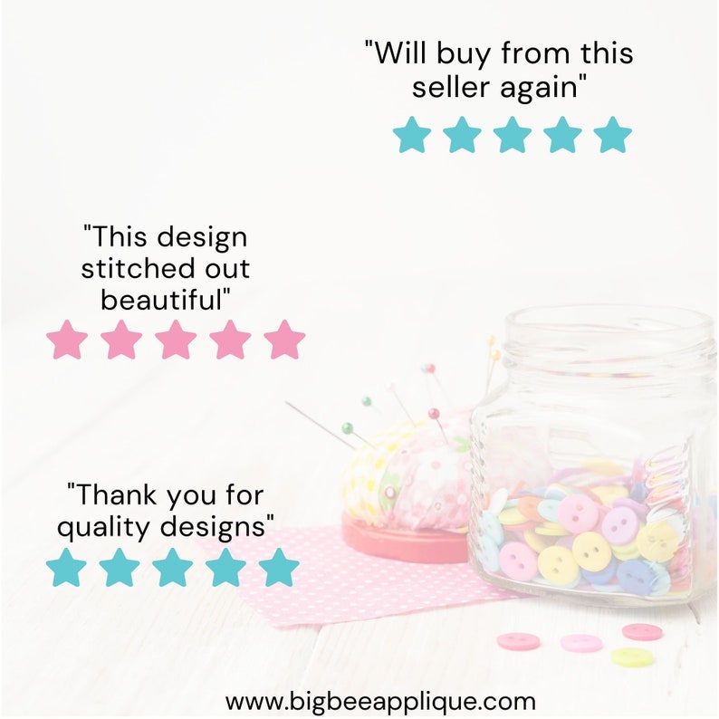 Peut inclure: Cinq &eacute;toiles pour une boutique de designs de couture. Les commentaires disent "Ce design est magnifique une fois brod&eacute;", "Merci pour la qualit&eacute; de vos designs" et "Je rach&egrave;terai chez ce vendeur". L'image montre &eacute;galement un bocal de boutons, un coussin &agrave; &eacute;pingles et un morceau de tissu &agrave; pois.