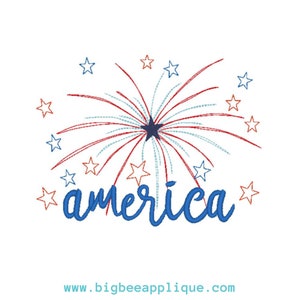 Peut inclure: Feu d'artifice rouge, blanc et bleu avec des &eacute;toiles et le mot "america" en &eacute;criture cursive bleue.