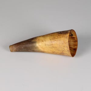 Antikes Pulverhorn • Vintage Pulverbehälter mit Ausgussöffnung • Horn-Patrone Ø 12 cm • Militär & Jagd Antiquität