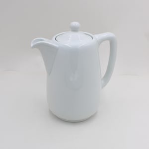 Könnte beinhalten: Eine weiße Keramik-Teekanne mit Deckel und Griff. Die Teekanne hat einen gebogenen Ausguss und einen abgerundeten Körper. Der Griff ist eine einfache Schlaufe. Der Deckel hat einen kleinen Knopf oben. Die Teekanne steht auf weißem Hintergrund.