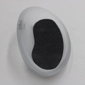 K&ouml;nnte beinhalten: Oval geformte Schale aus mattiertem Glas mit schwarzem Innenraum. Die Schale hat ein glattes, geschwungenes Design und eine matte Oberfl&auml;che. Der Text "Apollo art 25 Jahre" ist auf der Seite aufgedruckt.