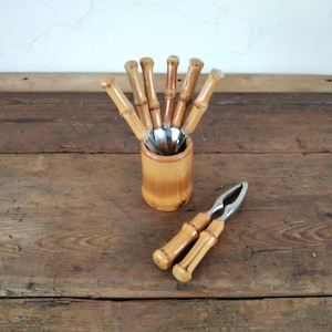 Solingen Rostfrei Bambus-Besteck 1957 – 6 Messer + Nussknacker mit handbemaltem Bambus-Ständer „Berchtesgaden“ Vintage