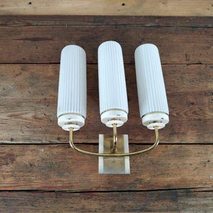 Antike Wandleuchte mit 3 weißen Glaszylindern – Vintage Wandlampe, Höhe 30 cm, Breite 25 cm