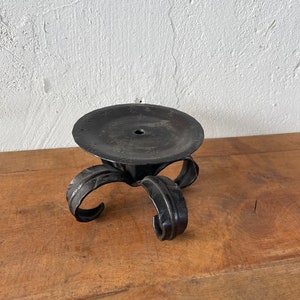 Neugotischer Kerzenständer aus Schmiedeeisen – Historisches Design – Höhe 5 cm, Breite 11 cm – Antikes Wohnaccessoire