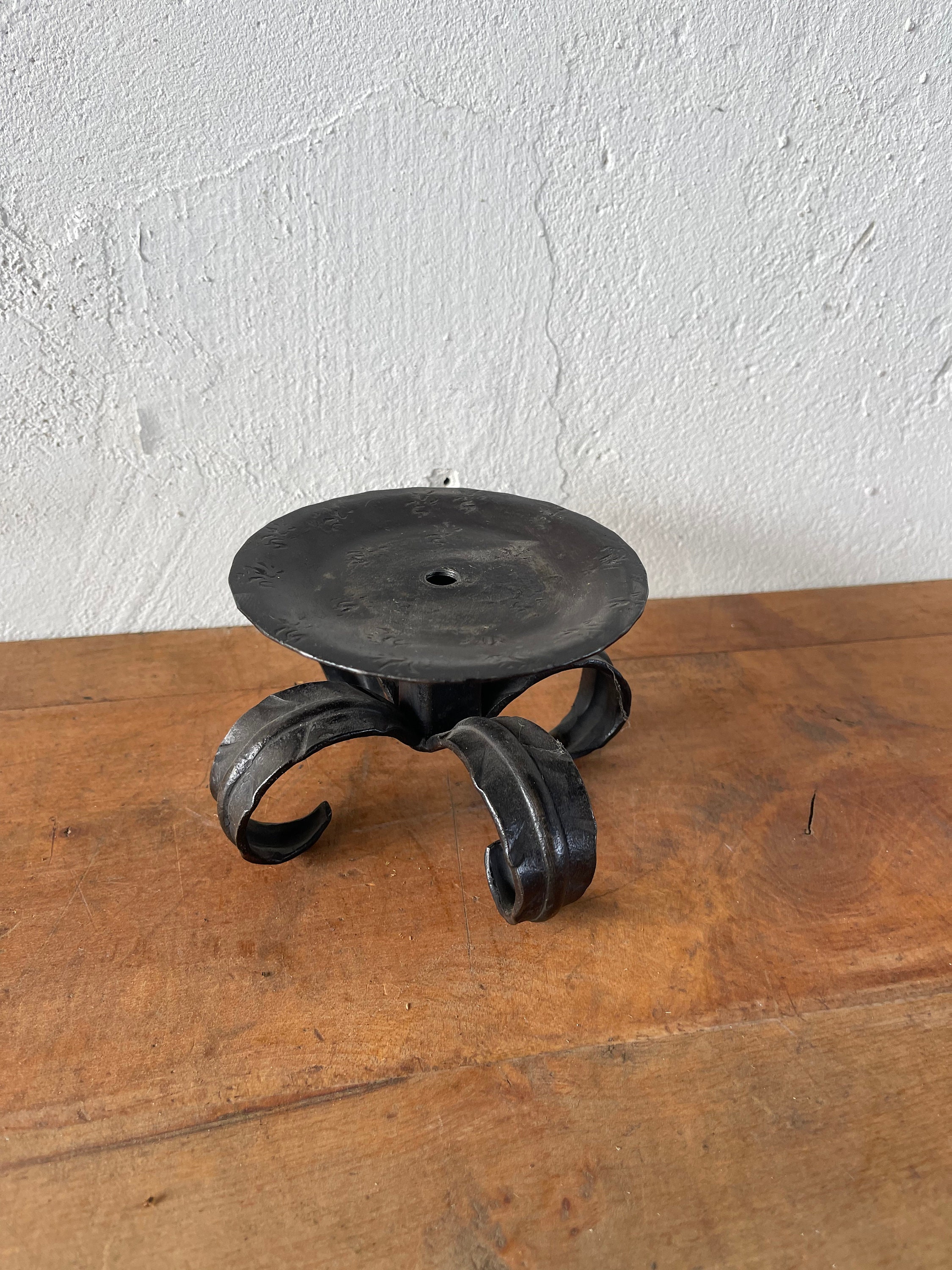 Neugotischer Kerzenständer aus Schmiedeeisen – Historisches Design