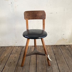Rustikaler Holzstuhl mit Ledersitz Industrie Vintage Retro hocker