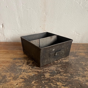 Vintage Metall Lagerkiste – Industrielle Blechbox aus Fabrik | Gefaltetes Blech, Aufbewahrung, Werkstatt Deko
