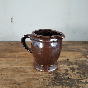 Vintage Keramik Krugvase – rustikaler Braunton, Handarbeit, 60er Jahre, Landhausstil – Höhe 12 cm