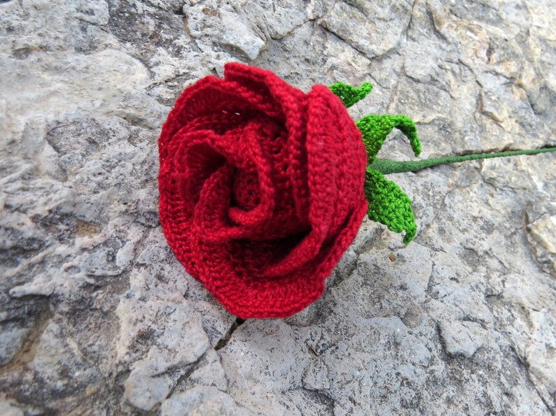 Crochet rose pattern valentine half open long stem rose image 4