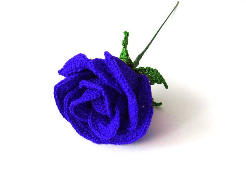 Crochet rose pattern valentine half open long stem rose image 3