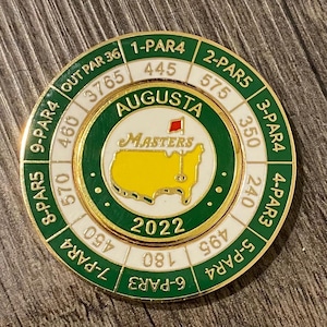 Fabuloso marcador de bola de golfe Masters Augusta Golf Club de 2022, moeda esmaltada, com suporte para jardas de cartão de pontuação Mondomarker. Presente de golfe de excelente qualidade.