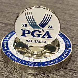 Marcador de bola de golfe PGA Valhalla Golf Club Esmaltado Coin 2024 com suporte de jardas para cartão de pontuação Mondomarker. Presente de golfe de aniversário de excelente qualidade.