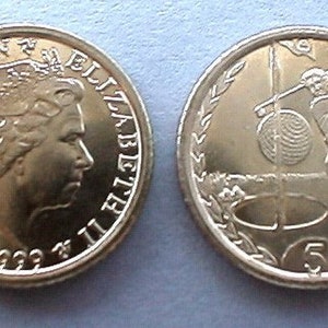 Szczęście, sześciopensówka brytyjska w kształcie piłki golfowej - przynieś szczęście golfistom w Twoim życiu. Często wręczana jako amulet ślubny w Wielkiej Brytanii