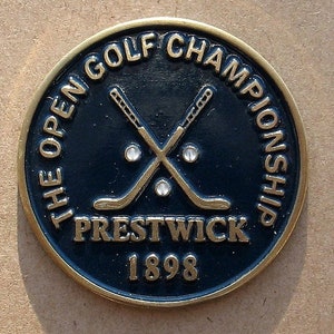 Moneta in rilievo Del golf ball marker dipinta a mano per l'Open Championship del 1898 - Prestwick Golf Club Scotland. Regalo unico per ogni golfista.