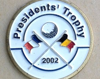 Ein sehr seltener, handgemalter Golfball Marker mit Münzen.  2002 Präsidenten Trophy Golfturnier - Frankreich gegen Belgien. Golf Geschenk für den 24 jährigen