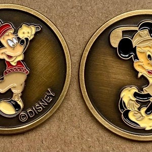 Par de marcadores de bola de golfe vintage Mickey e Minnie Mouse. Marcadores de bola de golfe antigos, com moedas pintadas à mão. Presente de golfe para marido e mulher, parceiro.