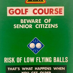 Cartão-presente de golfe e envelope. Diversão em quadrinhos! Cuidado com os jogadores de golfe seniores - risco de bolas de golfe voando baixo. Marido ou amigo jogador de golfe. Cartão de golfe de aniversário