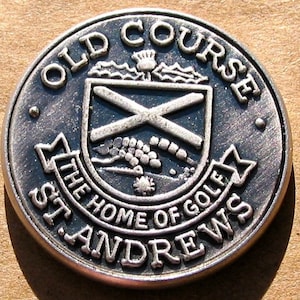 Golfball Marker dem Old Platz von St Andrews - Schottland. Einzigartiges Geburtstags-Golfgeschenk Hochwertiger Zinn geprägter Metallstamm Golfballmarker Geschenk