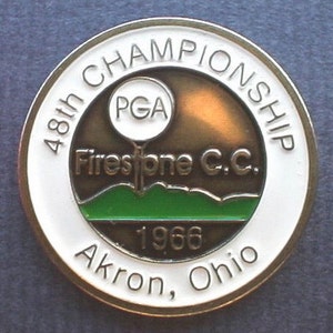 Peut inclure: Une épingle circulaire blanche et dorée avec le texte "48th Championship PGA Firestone C.C. Akron, Ohio 1968" et un graphique de terrain de golf vert et marron.