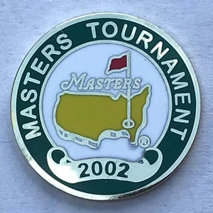 Marcador de pelota de golf original con mango esmaltado, correspondiente al Masters de 2002, donde Tiger Woods ganó el título. Excelente regalo para un 21.º cumpleaños o para un golfista de 22 años.