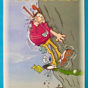 Vale-presente de golfe e envelope. Diversão em quadrinhos! Um golfista determinado sempre tenta jogar a bola! Para marido ou amigo jogador de golfe. Cartão de golfe de aniversário