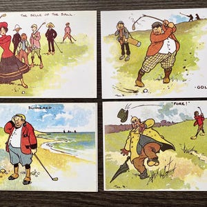 Op de afbeelding: Vier vintage ansichtkaarten met golf-thema met cartoon illustraties. Eén kaart leest "The Belle of the Ball", die een vrouw afbeeldt die met een golfclub zwaait. Andere kaarten tonen golfers in verschillende poses, met tekst "Golf", "Bunkered" en "Fore!"