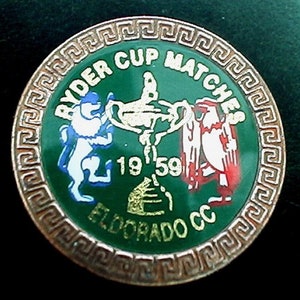 Könnte beinhalten: Ein grüner und goldener Ryder Cup Matches-Pin mit einem Löwen- und Adler-Design. Der Pin trägt den Text "Ryder Cup Matches 1959 Eldorado CC".