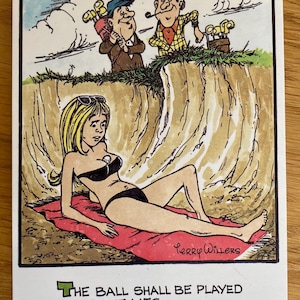 Golfpostkaart: hilarisch komisch plezier. Ideaal voor een golfverjaardagskaart cadeau man, vrouw hem of haar. Badpak jongedame risqué.