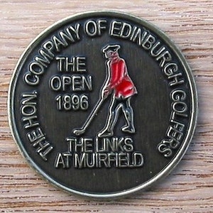 Moneta in rilievo Golf Ball Marker dipinta a mano per il campionato aperto 1896-Muirfield Golf Links Scotland. Regalo unico per qualsiasi golfista.