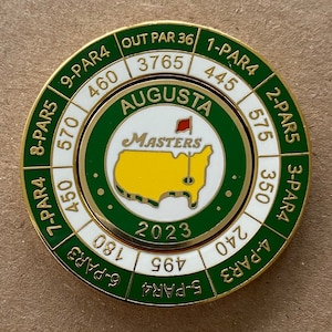 Fabuloso marcador de bola de golfe Masters Augusta Golf Club de 2023, moeda esmaltada, com suporte para jardas de cartão de pontuação Mondomarker. Presente de golfe de excelente qualidade.