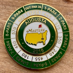 Fabuloso marcador de bola de golfe em formato de moeda esmaltada do Masters Augusta Golf Club de 2016 com suporte para cartão de pontuação Mondomarker. Presente de golfe de excelente qualidade.