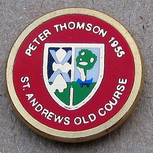 Gammal golfbollmarkör i mässing för vinsten i Open Championship 1955 av den australiska golfaren Peter Thomson, golfgåva till den 71-årige golfaren