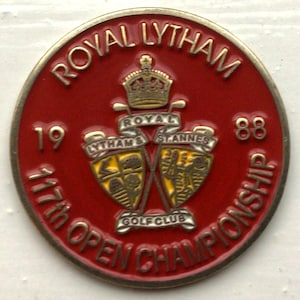 Könnte beinhalten: Ein roter, goldener und weißer Golf-Turnierpin, der an die 117. Open Championship 1988 im Royal Lytham & St Annes Golf Club erinnert.