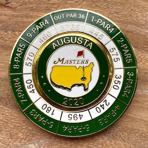 Fabuloso 2020 Masters Augusta Golf Club Esmaltado Moeda Marcador de Bola de Golfe com suporte de jardas para cartão de pontuação Mondomarker. Presente de golfe de excelente qualidade.