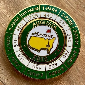 Fabuloso marcador de bola de golfe em formato de moeda esmaltada do Masters Augusta Golf Club de 2019 com suporte para cartão de pontuação Mondomarker. Presente de golfe de excelente qualidade.