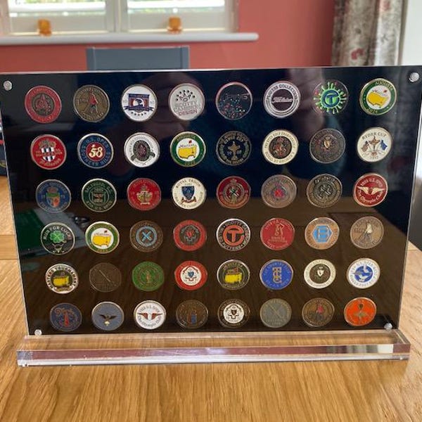 Excelente unidade de EXIBIÇÃO DE MARCADORES DE BOLAS DE GOLFE para moedas, projetada para exibir 48 marcadores de bolas de golfe padrão de 1". Expositor de golfe de qualidade, incluindo suporte ou arte de parede.