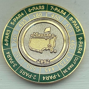 Fabuloso marcador de bola de golfe em formato de moeda esmaltada do Masters Augusta Golf Club de 2012 com suporte para cartão de pontuação Mondomarker. Presente de golfe de excelente qualidade.