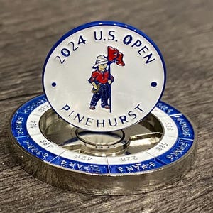 Marqueur de balle de golf 2024 US Open Golf Club Pinehurst émaillé dans un support Mondomarker pour carte de score. Superbe cadeau d'anniversaire de golf de qualité.