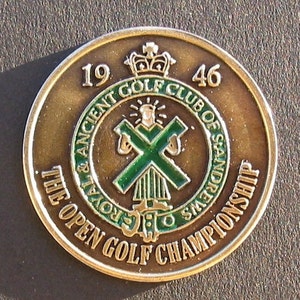 Op de afbeelding: Een bronzen golfkampioenschapsmunt. De munt is voorzien van de tekst "THE ROYAL & ANCIENT GOLF CLUB OF ST ANDREWS" en "THE OPEN GOLF CHAMPIONSHIP". Het midden heeft een groen kruisontwerp en de cijfers "19" en "46".