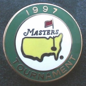 Antiguo marcador de pelota de golf con vástago esmaltado original para el Masters de Augusta de 1997, la primera victoria importante de Tiger Woods. Regalo de cumpleaños único para un joven de 28 años.